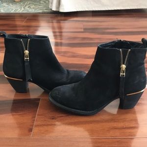 Steve Madden Black Leather Booties w Gold Zippers